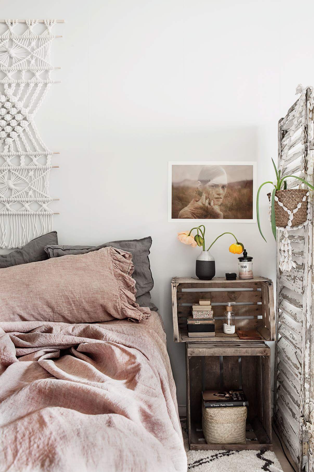 22 ideas originales de mesitas de noche hechas con cajas de madera